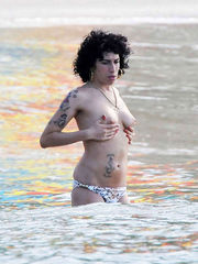 Amy Winehouse bosom - Pichunter