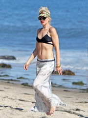 Gwen Stefani on the beach from Zeka