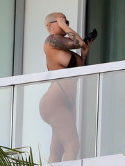 Amber Rose displays off her chubby butt..