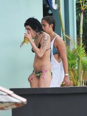 Amy Winehouse bare bare голая..